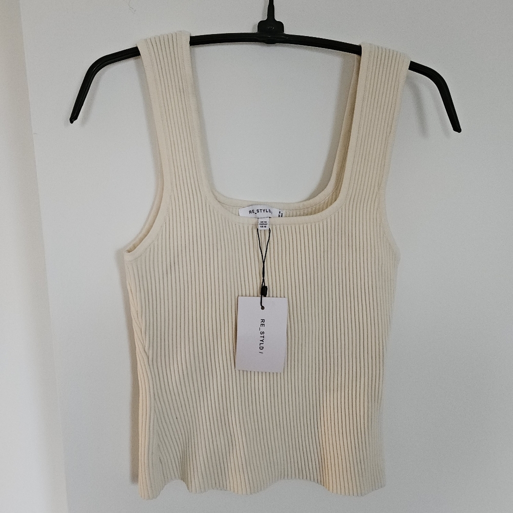 Sculpted Ribbed Tank Top - Picture 7 of 8